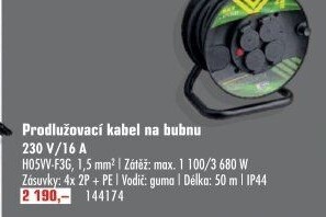 Buben se zahradní hadicí
